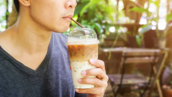 Man Dricker Iskall Latte Kaffe — Stockfoto