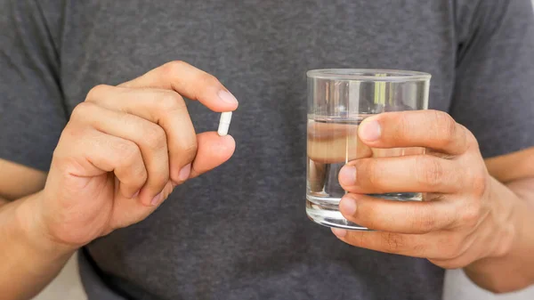 Hombre Sosteniendo Una Pastilla Vaso Agua — Foto de Stock