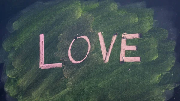 Escribe Una Palabra Amor Por Pasteles Tiza Una Pizarra Escolar — Foto de Stock