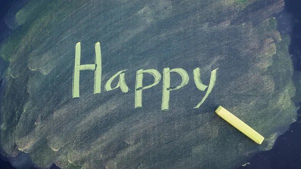 Okul tahtasına tebeşirle pastel harflerle mutlu bir kelime yaz..