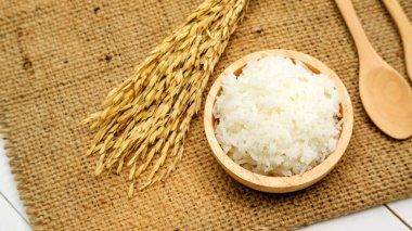 Tahta bir masada kasede yasemin pilavı..