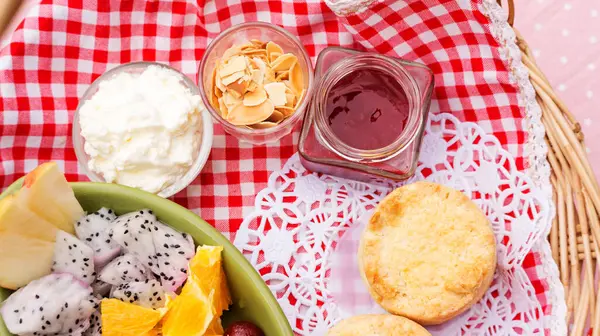 Scone Mermelada Fresa Almendra Fruta Mezclada Una Canasta — Foto de Stock