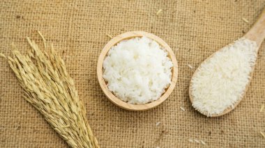 Tahta bir masada kasede yasemin pilavı..