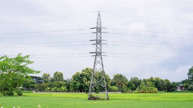 Gökyüzünde elektrik direği ve bulut arkaplanı.