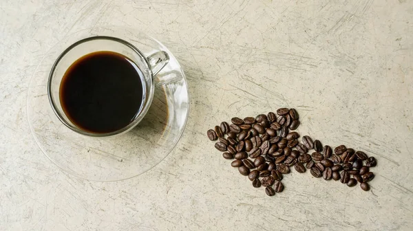 Una Taza Café Grano Café Sobre Fondo Gris —  Fotos de Stock