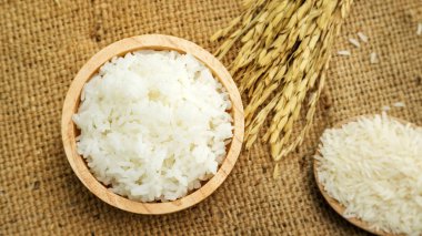 Tahta bir masada kasede yasemin pilavı..