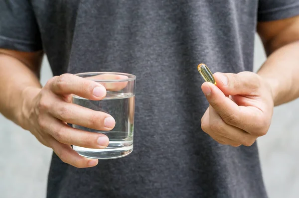 Primer Plano Hombre Sosteniendo Una Cápsula Aceite Pescado Vaso Agua — Foto de Stock