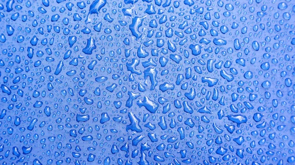 Água Com Gotas Sobre Fundo Azul — Fotografia de Stock
