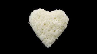 Siyah arka planda yasemin pilavı şeklinde bir kalp..