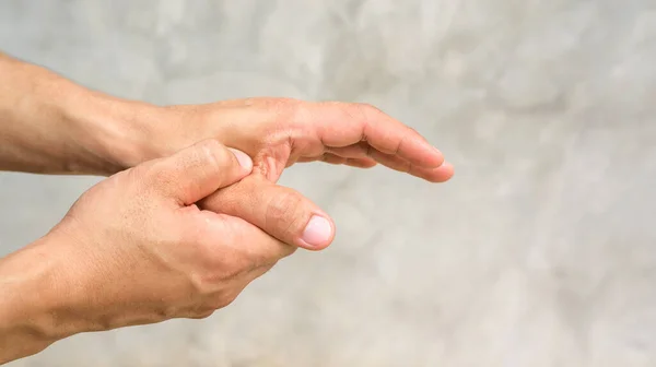 Ellerinde acı hisseden bir adam.