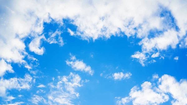 Céu Azul Com Uma Nuvem Para Fundo — Fotografia de Stock