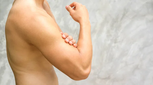 Mann Spürt Schmerzen Arm — Stockfoto