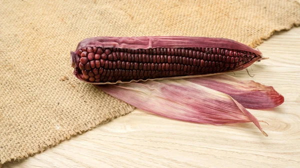 木制桌子上的紫色玉米 — 图库照片