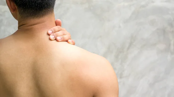 Acıyı hisseden adam boyun ve omuz.