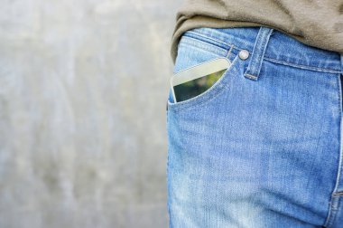 Adam kotun cebine akıllı telefon koymuş..