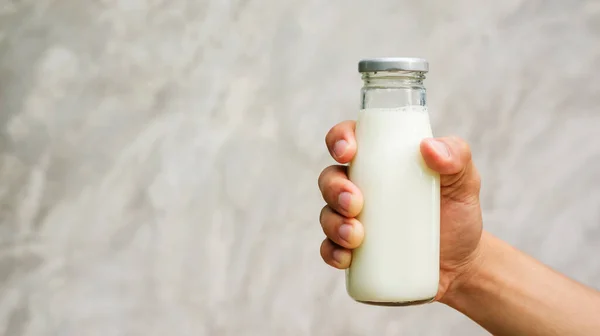 Man Som Håller Flaska Mjölk Grå Bakgrund — Stockfoto