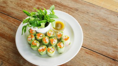 Baharatlı soslu taze sebzeli börek..