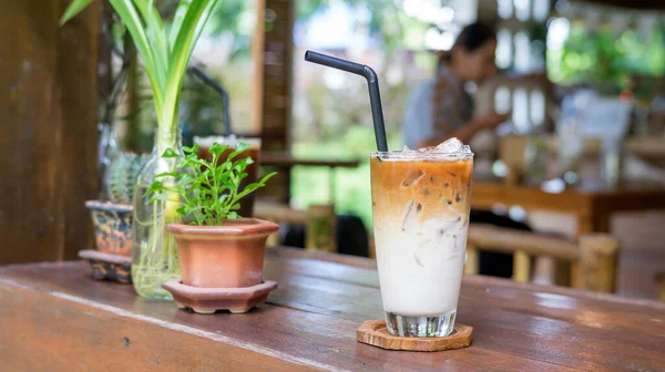 Latte Helado Una Mesa Madera Café —  Fotos de Stock