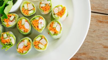 Baharatlı soslu taze sebzeli börek..