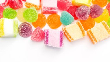 Beyaz arka planda renkli jöle.