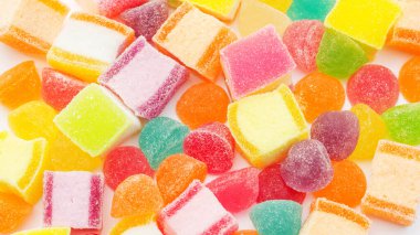 Beyaz arka planda renkli jöle.