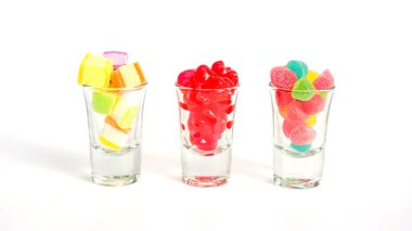 Beyaz arka planda renkli şekerleme.