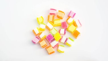 Beyaz arka planda renkli şekerleme.