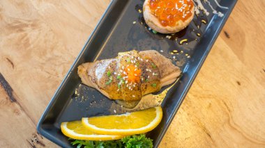 Siyah tabakta taze somon yumurtası suşi (Japon yemeği)).