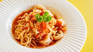 Beyaz tabakta spagetti..