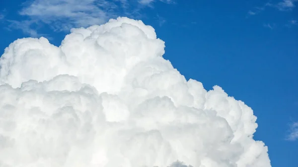 Arkaplan için mavi gökyüzünde beyaz bulut.