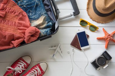 Seyahat aksesuarları kostümleri. Pasaportlar, bavullar yolculuk için hazırlanan haritalar.