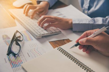 Takım businessmans iş. bilgisayar açık alan Office ile çalışma. Toplantı rapor devam ediyor. güneş parlama efekti 