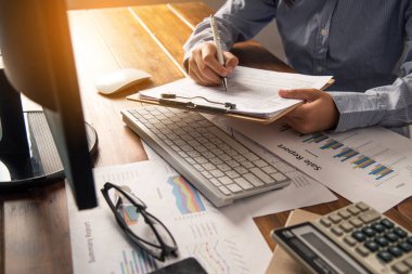Takım businessmans iş. bilgisayar açık alan Office ile çalışma. Toplantı rapor devam ediyor. güneş parlama efekti 