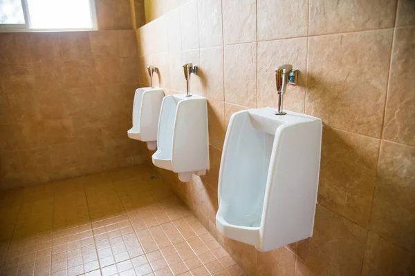 Urinóis Brancos Banheiro Dos Homens — Fotografia de Stock