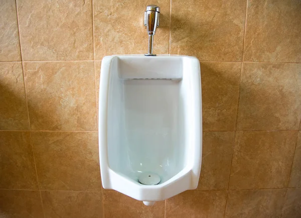 Ware de orinal de hombre limpio higiénico moderno en retrete de baño