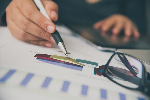 Gente Negocios Está Trabajando Cuentas Análisis Negocios Con Gráficos Documentación — Foto de Stock