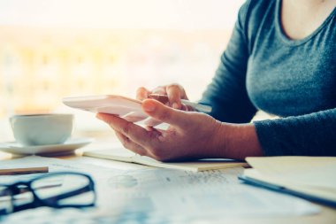 Tabletler ve ofiste dizüstü bilgisayarlar ile çalışan iş kadınları.