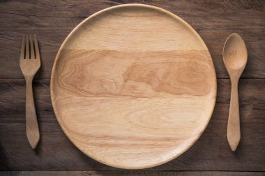 boş ahşap tabak, çatal ve kaşık ahşap arka plan üzerinde