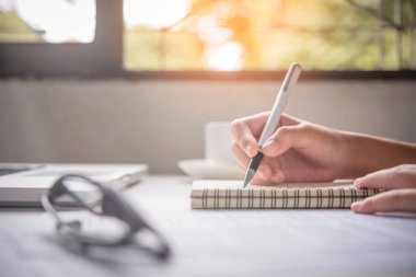 Kadın el Inon kağıt üzerinde yerleştirilen yazma yakın ahşap ofis