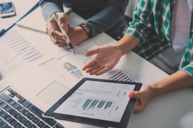 Dizüstü ve tablet çalışma iş takım açık alan Office. Toplantı rapor devam ediyor. güneş parlama efekti