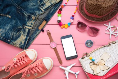 Kadınlar pembe ahşap zemin üzerine için dekoratif kozmetiği seti