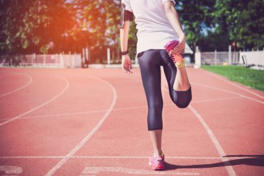 Kadın avcısı roman) alanında koşu önce ısınıyor.