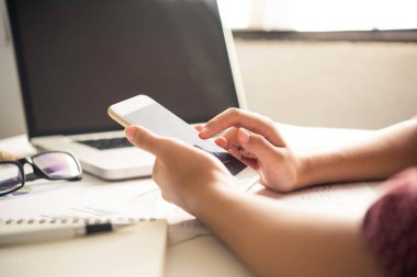 İşadamları akıllı telefonlar ve laptop bağlanmak ve ofiste bilgi bulmak için kullanın