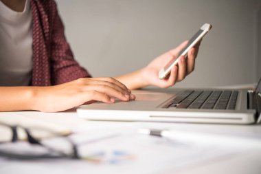 İşadamları akıllı telefonlar ve laptop bağlanmak ve ofiste bilgi bulmak için kullanın