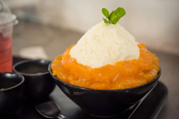 特写橙色 Bingsu 奶酪和酸奶冰淇淋 Bingsoo 是一个韩国剃了冰甜点与甜奶油和甜炼乳 这是非常受欢迎的甜点 — 图库照片