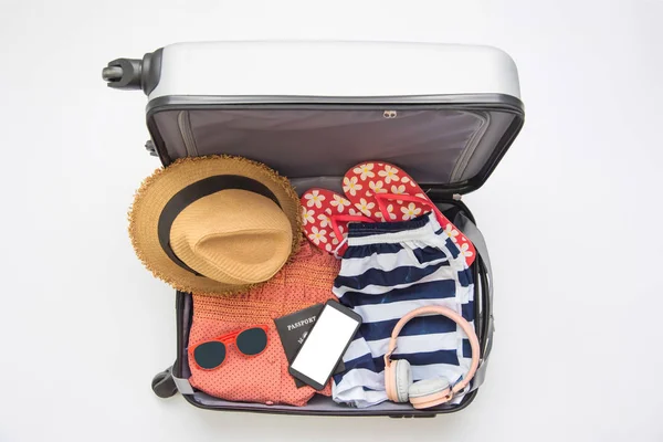 服装旅行者的护照 智能手机设备 在行李准备旅行 — 图库照片