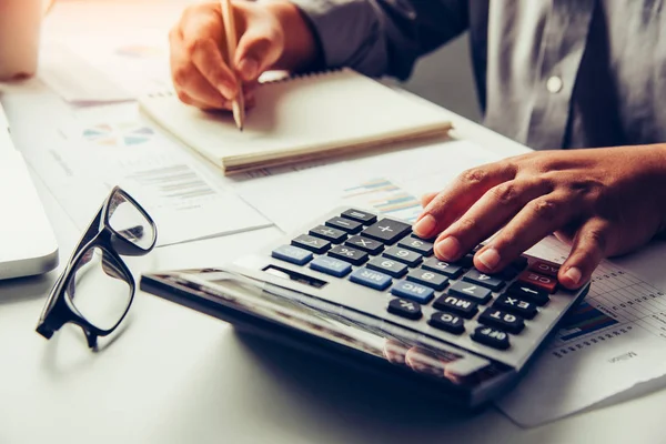 Empresarios Están Utilizando Una Calculadora Para Calcular Los Ingresos Del — Foto de Stock