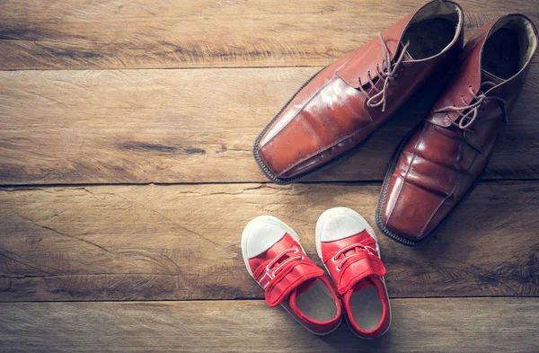 Los Zapatos Padre Hijo Concepto Cuidar — Foto de Stock
