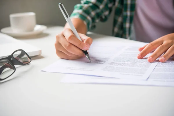 Primer Plano Las Manos Mujer Escribiendo Papel Colocado Madera Oficina — Foto de Stock