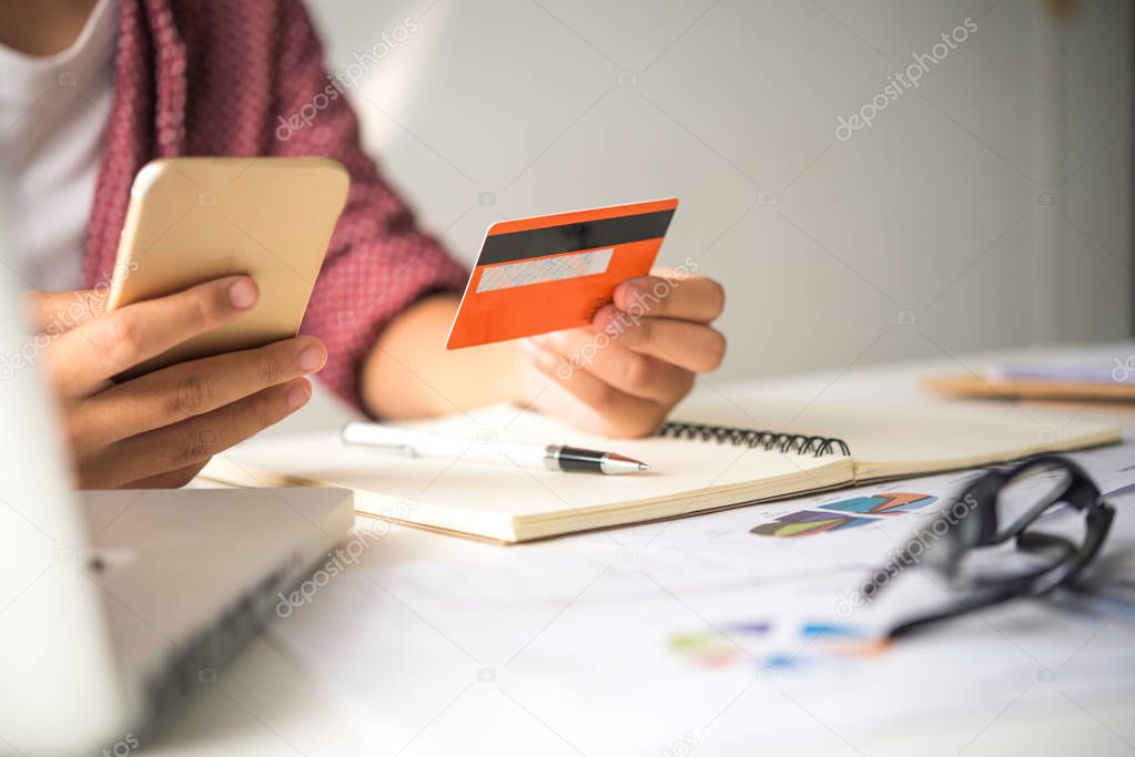 Handle credit cards with the smartphone were purchased online